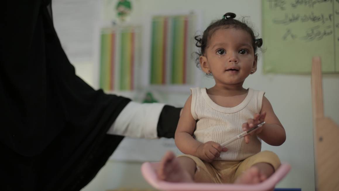 Ni måneder gamle Nour Fatini behandles for underernæring på et helsesenter i Sana. Nour Fatini er nå utenfor livsfare siden hun har kommet seg etter alvorlig akutt underernæring. Foto: UNICEF/UNI366578/Abaidi.